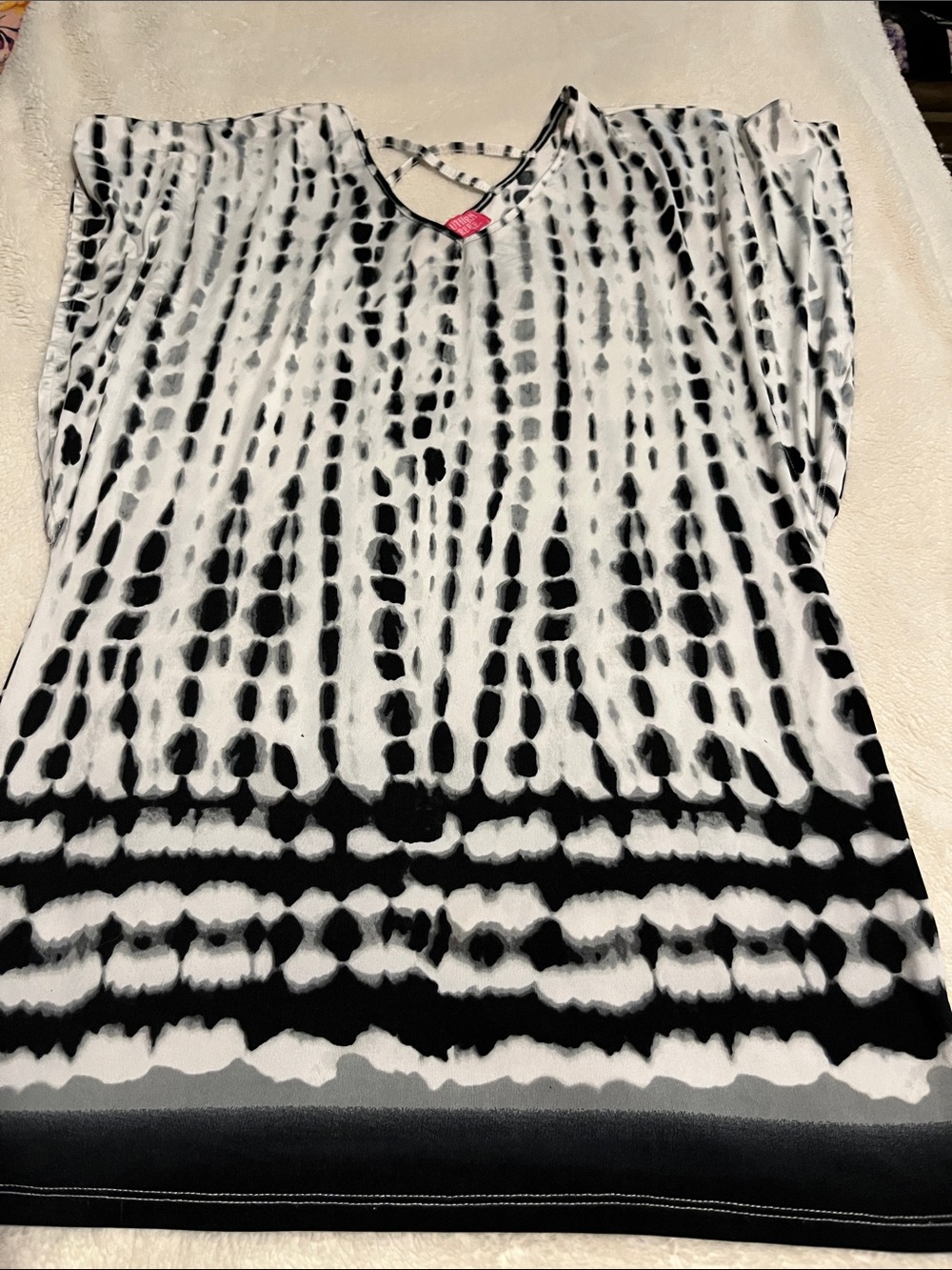 Relaxed V-Neck Tie-Dye Tunic in Black & White